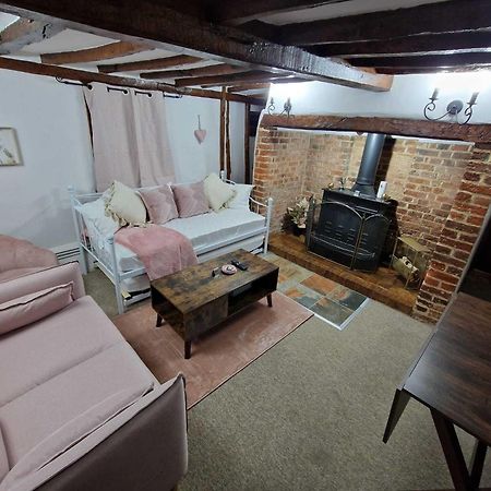 Two Bedroom Grade Ll Cottage At Az Luxury Stays Honey Horsefield With Wifi And Free Parking Hundon Exterior foto
